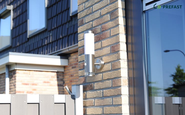 Aanbouw met buitenverlichting
