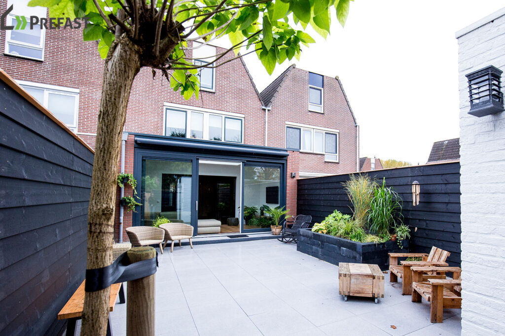 Uitbouw met schuifpui en lichtstraat