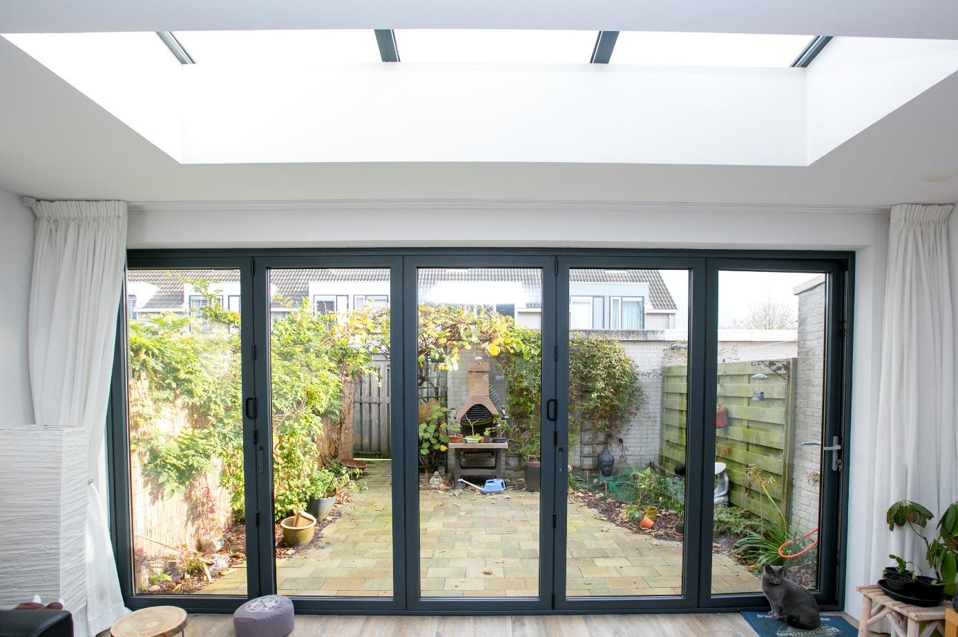 moderne aanbouw wit met lichtinval